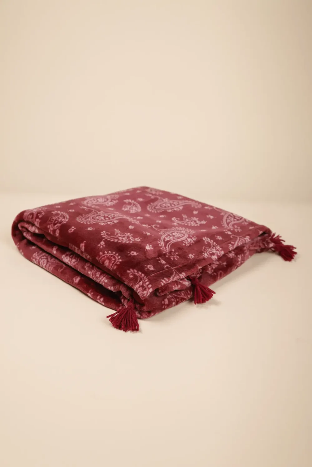 Plaid doppiato con nappine. Articolo cachemire.